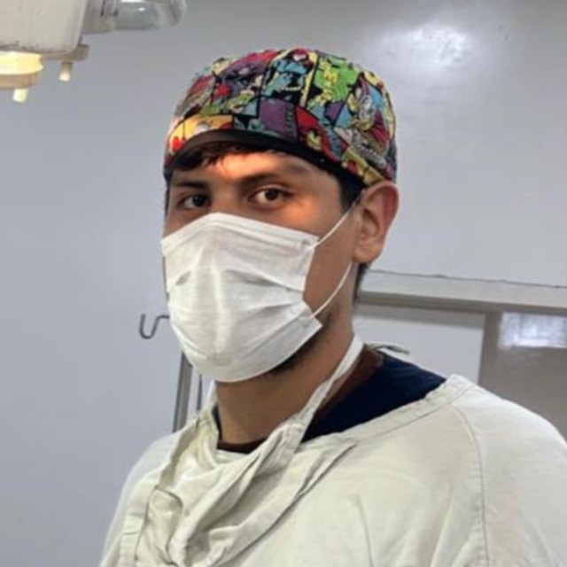 Dr. Favio Verón en quirófano
